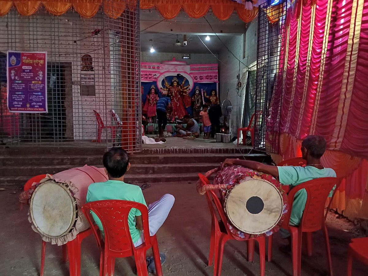 রাজশাহীর প্রেমতলী দুর্গামাতা ও কালিমাতা মন্দিরের ভেতরে বাইরে নিরানন্দ পরিবেশ। সোমবার বেলা ১১টায় জেলার গোদাগাড়ী উপজেলার প্রেমতলী গ্রামে