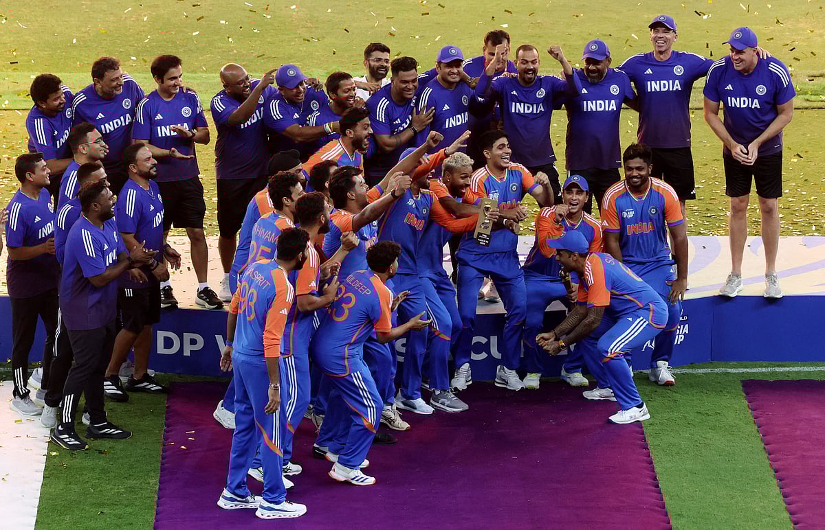 মাঝে ট্রফি আছে—এমন কল্পনা করে উদ্‌যাপন করেছেন ভারতীয় দলের ক্রিকেটার, কোচিং স্টাফ ও অন্যান্যরা