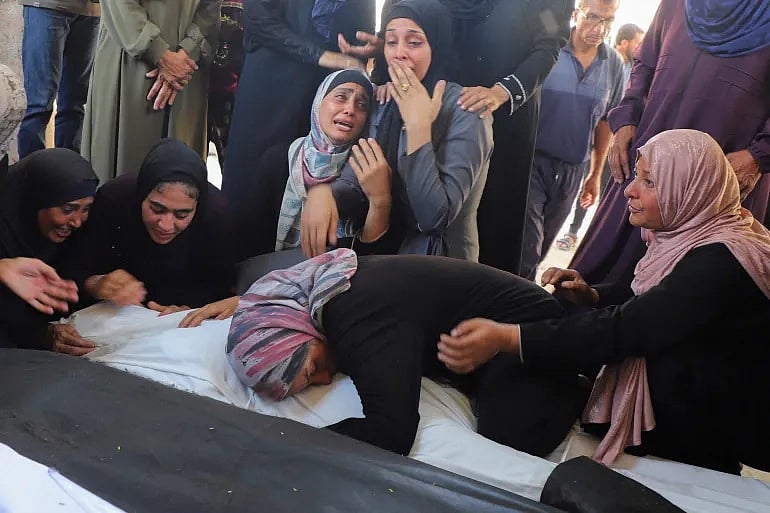 গাজায় আল–শিফা হাসপাতালে ইসরায়েলি হামলায় নিহত এক ফিলিস্তিনির স্বজনদের আহাজারি