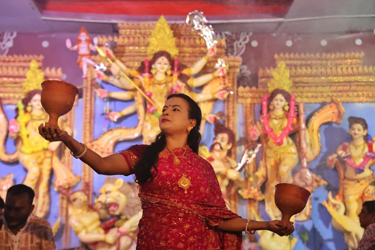 শারদীয় দুর্গাপূজার মহাসপ্তমীতে ধুনুচি নাচছেন এক নারী। রাজধানীর রমনা কালীমন্দিরে। আজ সোমবার সকালে