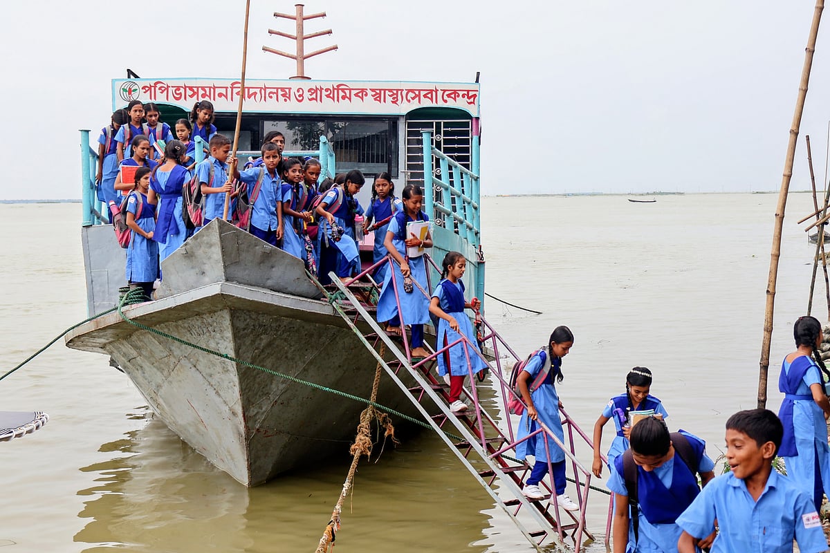 নদীর তীরে নোঙর করে রাখা বড়সড় স্টিলের নৌকাটি আসলে একটি ভাসমান বিদ্যালয়। প্রাক্-প্রাথমিক থেকে পঞ্চম শ্রেণি পর্যন্ত পাঠদান করা হয় এখানে। কিশোরগঞ্জের নিকলীর ছাতিরচর এলাকায়