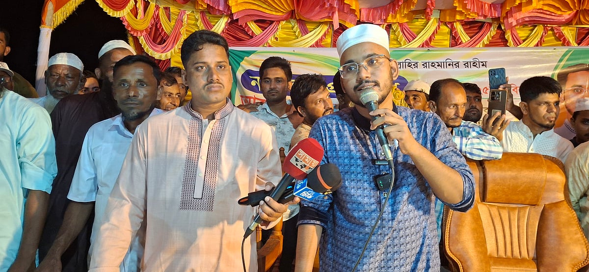 নোয়াখালীর হাতিয়ার চানন্দি ইউনিয়নের সাইফুল মার্কেটে ঐক্য ও সংহতির সমাবেশে বক্তব্য দেন এনসিপি নেতা আবদুল হান্নান মাসউদ। গতকাল রোববার সন্ধ্যায়