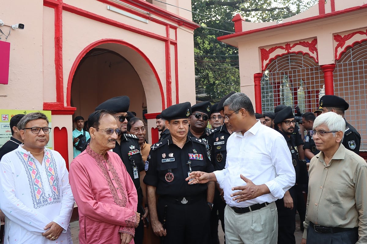 রাজধানীর ঢাকেশ্বরী জাতীয় মন্দিরে পূজামণ্ডপের নিরাপত্তা পরিস্থিতি পরিদর্শন করেন র‍্যাবের মহাপরিচালক শহিদুর রহমান। ঢাকা, ২৯ সেপ্টেম্বর