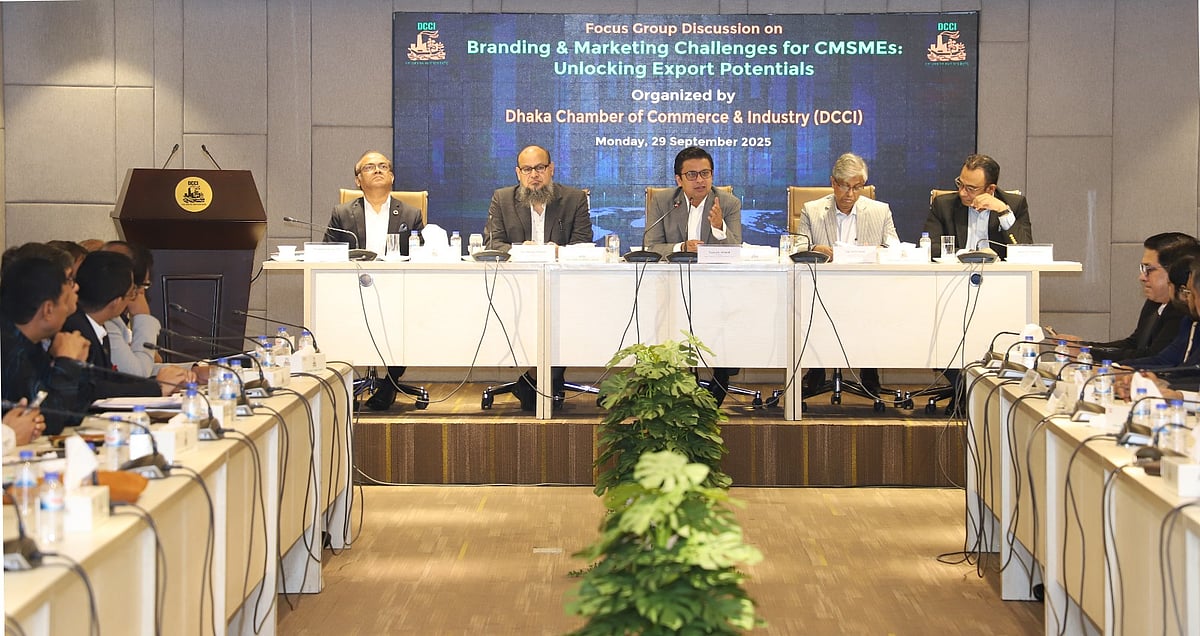 ঢাকা চেম্বার অব কমার্স অ্যান্ড ইন্ডাস্ট্রি (ডিসিসিআই) আয়োজিত ‘সিএমএসএমই খাতের ব্র্যান্ডিং ও বিপণন চ্যালেঞ্জ: রপ্তানির সম্ভাবনা’ বিষয়ক ফোকাস গ্রুপ আলোচনায় বক্তারা। আজ সোমবার রাজধানীর ঢাকা চেম্বার ভবনে