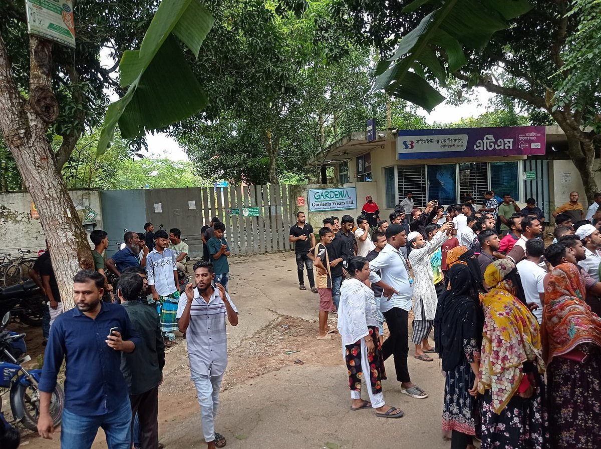 গাজীপুরে বকেয়া বেতন পরিশোধ না করায় সড়ক অবরোধ করে বিক্ষোভ করেছেন এক কারখানার শ্রমিকেরা। আজ সোমবার