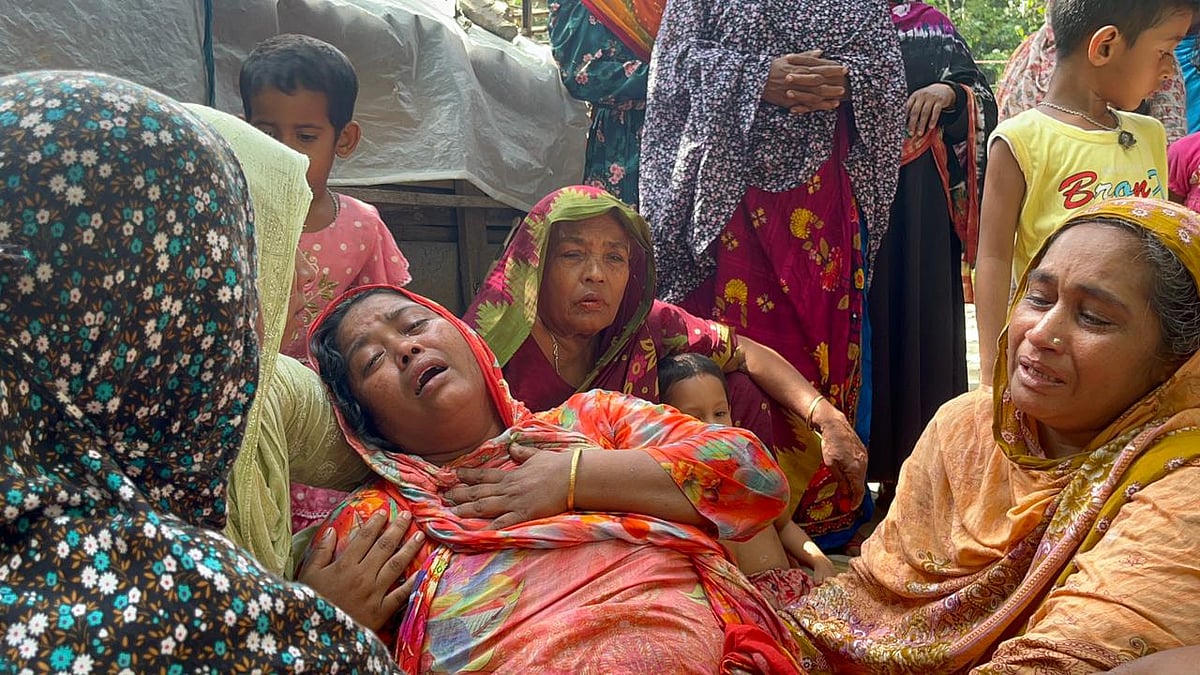 পাকিস্তানের তেহরিক-ই-তালেবানে যোগ দিয়ে সেনা অভিযানে নিহত বাংলাদেশি তরুণ ফয়সাল হোসেনের মা ও স্বজনদের আহাজারি। আজ সোমবার বেলা ১১টার দিকে মাদারীপুর সদর উপজেলার কালিকাপুর ইউনিয়নে ছোট দুধখালী এলাকায়