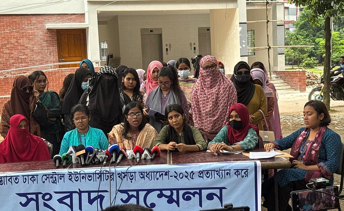 সাত কলেজে কোনো পরীক্ষামূলক বিশ্ববিদ্যালয় মডেল চাপিয়ে দেওয়া যাবে না। ইডেন মহিলা কলেজে ছাত্রীরা চান অক্সফোর্ড ইউনিভার্সিটির মডেল অনুসরণ করা হোক। ইডেন মহিলা কলেজ প্রাঙ্গণ, ঢাকা, ২৯ সেপ্টেম্বর ২০২৫