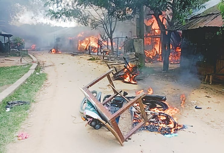 খাগড়াছড়ির গুইমারার রামেসু বাজারের কয়েকটি দোকানে আগুন দেওয়া হয়। বাজারে পুড়ে যাওয়া একটি মোটরসাইকেল। গতকাল দুপুরে