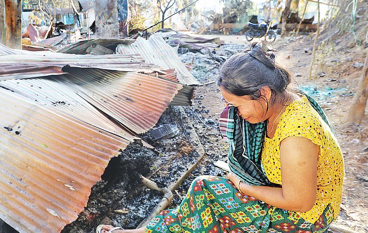 সহিংসতার আগুনে পুড়েছে মিবু মারমার বসতঘর ও দোকান। প্রাণ বাঁচাতে এক কাপড়ে ঘর ও পাড়া ছাড়েন তিনি। এসে দেখেন তাঁর সবকিছু ছাইয়ে পরিণত হয়েছে। সব হারিয়ে কান্নায় ভেঙে পড়েন এই নারী। গতকাল বিকেল সাড়ে চারটায় খাগড়াছড়ির গুইমারার রামেসু বাজারে