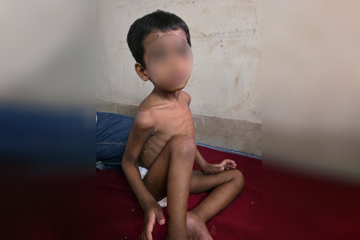 নারায়ণগঞ্জ সদর উপজেলায় বাবার অমানবিক নির্যাতনের শিকার চার বছরের এক শিশুকে তালাবদ্ধ ঘর থেকে উদ্ধার করেছে পুলিশ।