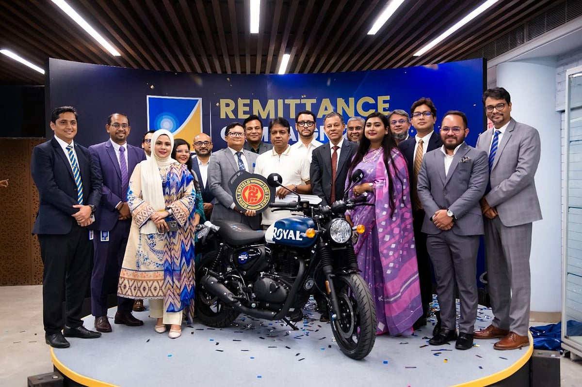 চট্টগ্রামের মুরাদপুরের রেমিট্যান্স গ্রাহক মোহাম্মদ নাসের ব্র্যাক ব্যাংকের ক্যাম্পেইনের মেগা পুরস্কার হিসেবে জিতেছেন রয়্যাল এনফিল্ড মোটরসাইকেল। তাঁর কাছে মোটরসাইকেল হস্তান্তর করেন ব্যাংকটির কর্মকর্তারা