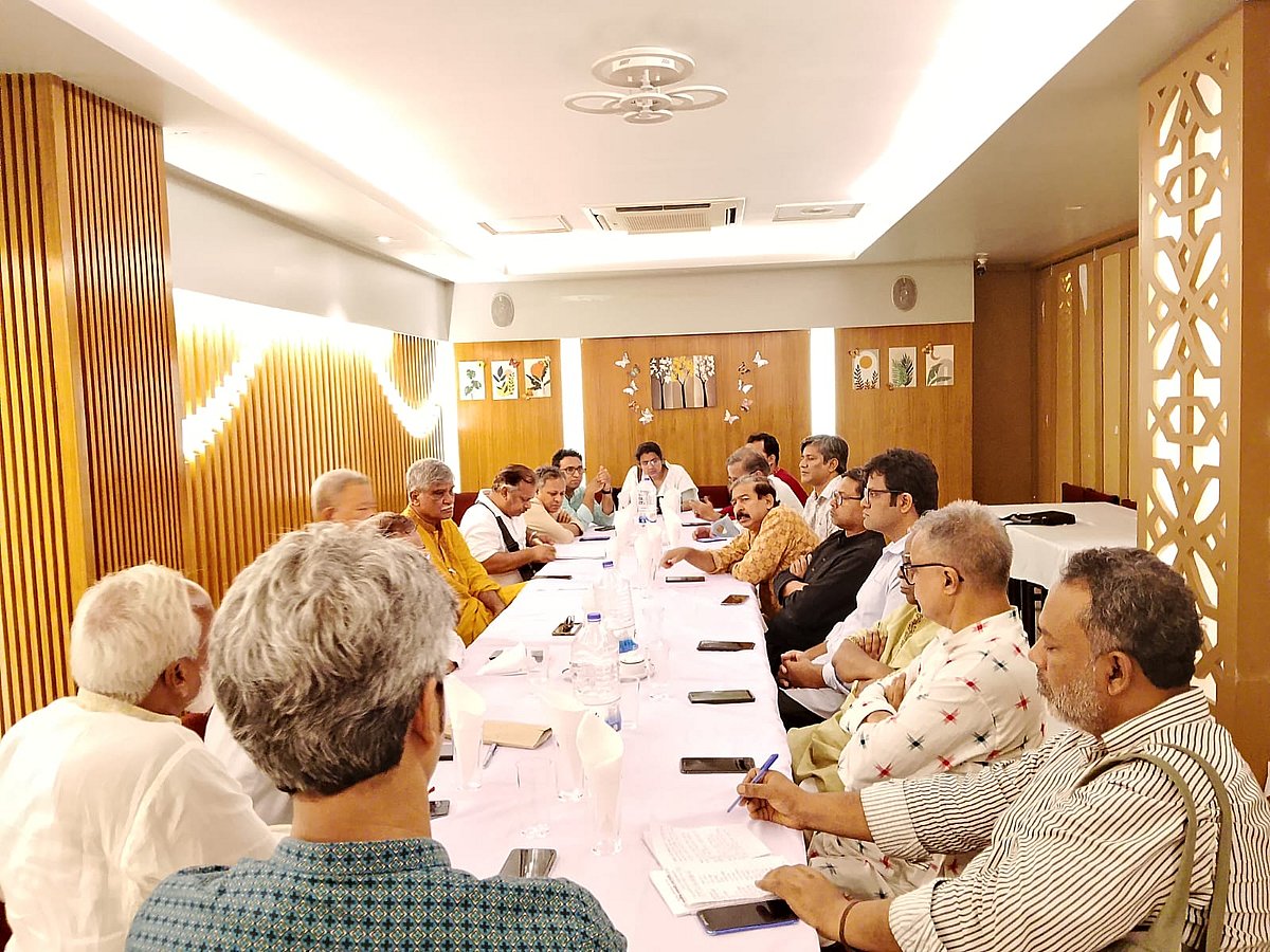 জুলাই সনদ বাস্তবায়নের পদ্ধতি নিয়ে সমাধানের পথ খোঁজার উদ্যোগের অংশ হিসেবে বামপন্থী পাঁচটি রাজনৈতিক দলের সঙ্গে গণতন্ত্র মঞ্চের বৈঠক। সোমবার রাতে রাজধানীর হাতিরপুলের একটি রেস্তোরাঁয়