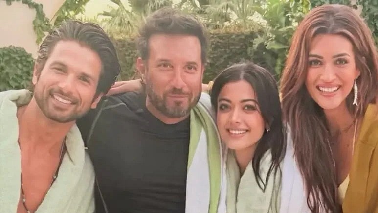 শহীদ কাপুর, হোমি আদাজানিয়া, রাশমিকা ও কৃতি শ্যানন। নির্মাতার ইনস্টাগ্রাম থেকে