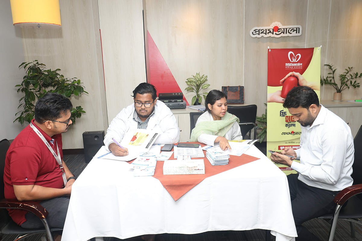 ইউনিভার্সেল মেডিকেল কলেজ অ্যান্ড হাসপাতালের বিশেষজ্ঞ চিকিৎসকেরা প্রথম আলোর কর্মীদের বিনা মূল্যে স্বাস্থ্য পরামর্শ দেন। ঢাকা, ২৯ সেপ্টেম্বর