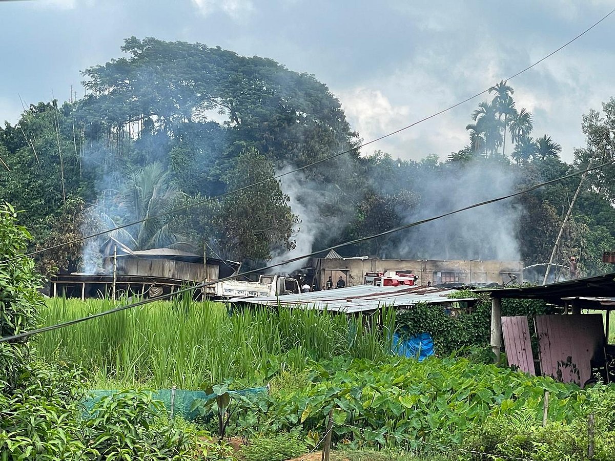খাগড়াছড়ির গুইমারার রামেসু বাজার এলাকায় গতকাল আগুন দেওয়া হয় বেশ কিছু ঘরবাড়িতে। আজ সকালেও কিছু ঘর থেকে আগুনের ধোঁয়া উড়তে দেখা যায়