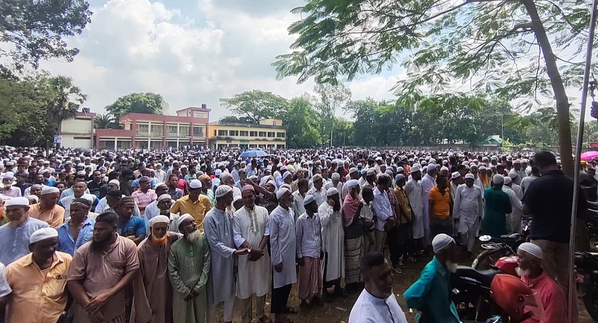নরসিংদীর মনোহরদীতে সাবেক শিল্পমন্ত্রী নূরুল মজিদ মাহমুদ হুমায়ূনের জানাজায় মানুষের ঢল। মঙ্গলবার বেলা ১১টার দিকে উপজেলার শুকুর মাহমুদ উচ্চবিদ্যালয় মাঠে