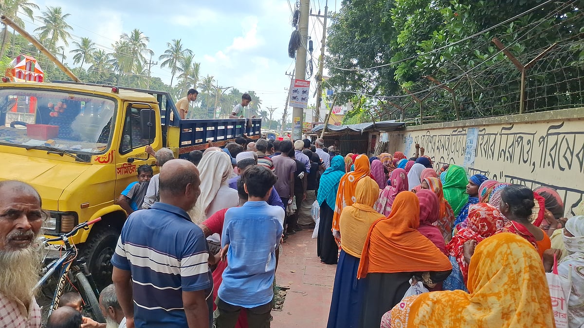 রাজশাহীতে ওএমএসের চাল ও আটা কেনার জন্য রাত থেকে অপেক্ষা করেন ক্রেতারা। সকাল ৯টা থেকে ট্রাকে পণ্য বিক্রি হয়। আজ মঙ্গলবার সকাল সাড়ে ১০টার দিকে নগরের চৌদ্দপাই এলাকায় তোলা