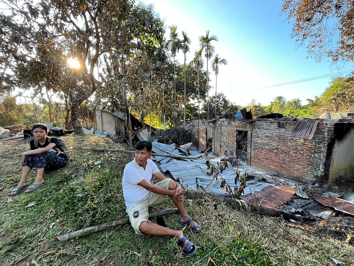 পুড়ে যাওয়া ঘরের সামনে এক স্বজনের সঙ্গে ক্ল্যাচিং প্রু মারমা। গতকাল বিকেলে খাগড়াছড়ির গুইমারার রামেসু বাজার এলাকা থেকে তোলা