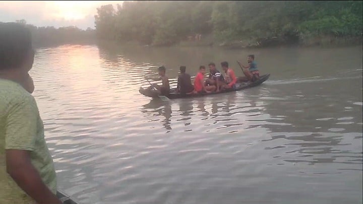 কুমিরের আক্রমণে নিখোঁজ জেলের সন্ধানে সুন্দরবনে তল্লাশি চালাচ্ছেন গ্রামবাসী ও বন বিভাগের কর্মীরা। মঙ্গলবার সন্ধ্যার আগ মুহূর্তে সুন্দরবনের করমজল খালে