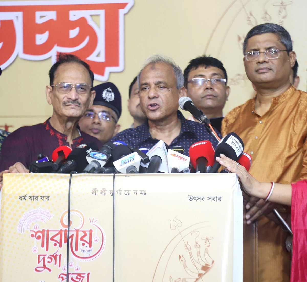 স্বরাষ্ট্র উপদেষ্টা লেফটেন্যান্ট জেনারেল (অব.) জাহাঙ্গীর আলম চৌধুরী শারদীয় দুর্গাপূজা উপলক্ষে মঙ্গলবার বিকেলে রাজধানীর ঢাকেশ্বরী জাতীয় মন্দির পরিদর্শন শেষে সাংবাদিকদের ব্রিফ করেন