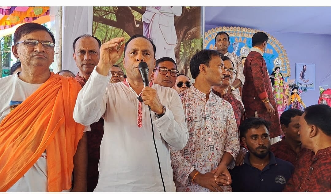 নেত্রকোনার কলমাকান্দায় দুর্গাপূজায় অংশ নিয়ে সনাতন ধর্মাবলম্বীদের সঙ্গে শুভেচ্ছা বিনিময় করেন বিএনপি নেতা কায়সার কামাল। মঙ্গলবার দুপুরে উপজেলার চানপুর এলাকায় রামকৃষ্ণ মিশনে