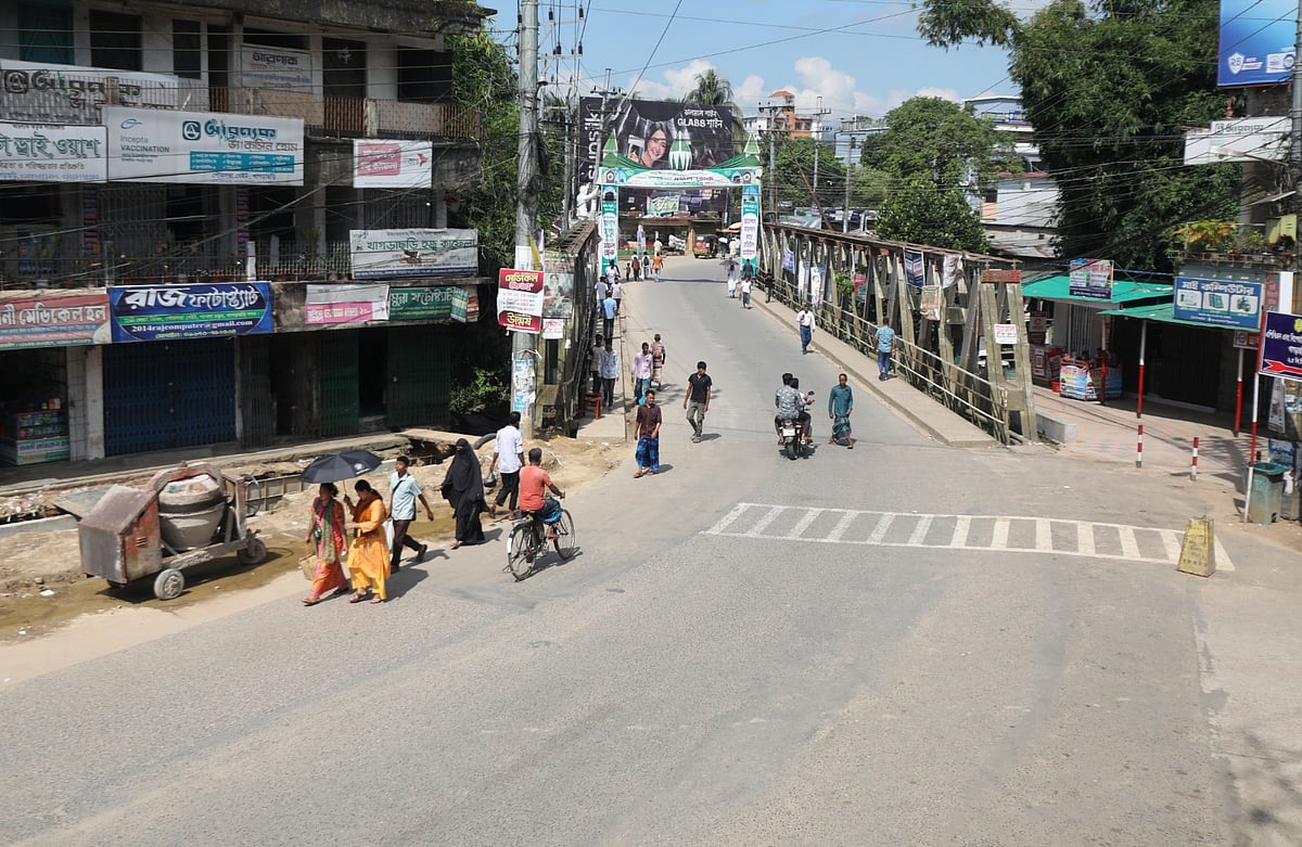 খাগড়াছড়িতে চলা টানা অবরোধে ফাঁকা সড়ক। লোকজনের চলাচলও কম। অধিকাংশ দোকানপাট বন্ধ রয়েছে। আজ সকাল সাড়ে আটটায় খাগড়াছড়ি সদরে