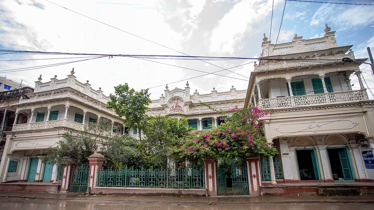 ধামরাইয়ের রথখোলা এলাকার এ বাড়ি বনিক হাউস বা বনিকবাড়ি নামেই পরিচিত