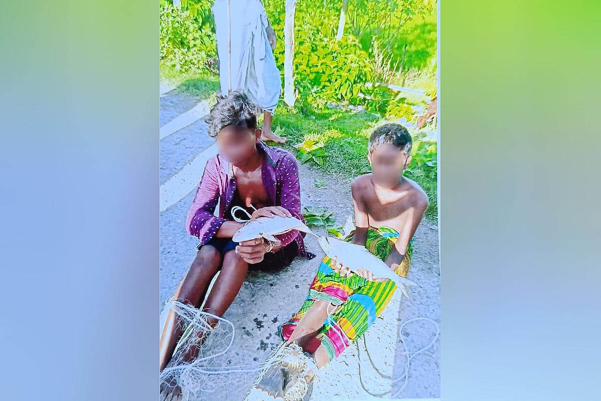 পটুয়াখালীতে ইলিশ চুরির অভিযোগে দুই শিশুকে বেঁধে রোদের মধ্যে বসিয়ে রেখে হাতে ইলিশ ধরিয়ে ছবি তোলা হয়