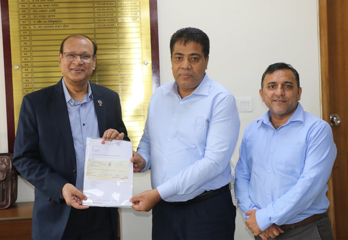 সম্প্রতি বাংলাদেশ সচিবালয়ে শ্রম ও কর্মসংস্থান মন্ত্রণালয়ে অনুদানের চেক গ্রহণ করেন মন্ত্রণালয়ের সচিব মো. সানোয়ার জাহান ভূঁইয়া