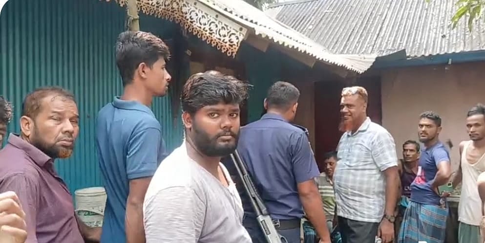 নিহতের ঘটনা শুনে বাড়িতে ভিড় করেছেন প্রতিবেশীরা। আজ বেলা ১টার দিকে ফেনীর  দাগনভূঞা উপজেলার  পৌর এলাকায়