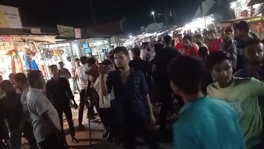 ভোলার মাদ্রাসাবাজারে দুই ইউনিয়নের লোকজনের মধ্যে দফায় দফায় সংঘর্ষ হয়েছে। গতকাল সোমবার রাতে