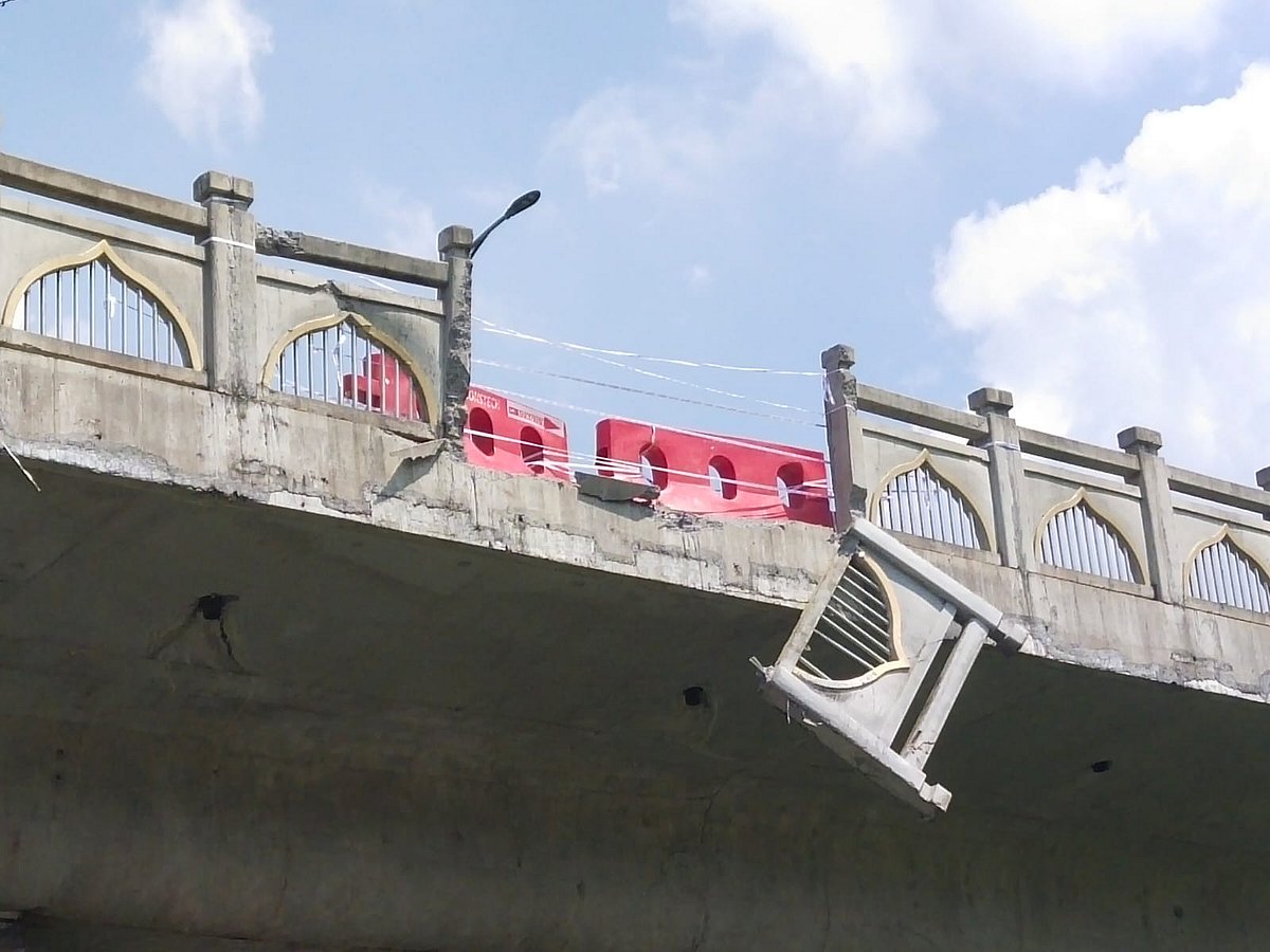 পিরোজপুরের কাউখালীতে পিকআপের ধাক্কায় অষ্টম বাংলাদেশ-চীন মৈত্রী সেতুর রেলিং ভেঙে যায়। মঙ্গলবার সকালে