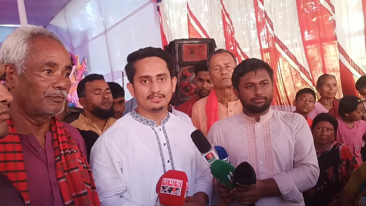 পূজামণ্ডপ পরিদর্শনের সময় সাংবাদিকদের সঙ্গে কথা বলেন এনসিপির উত্তরাঞ্চলের মুখ্য সংগঠক সারজিস আলম। আজ মঙ্গলবার বিকেলে পঞ্চগড়ের হুদুপাড়া দুর্গামন্দিরে