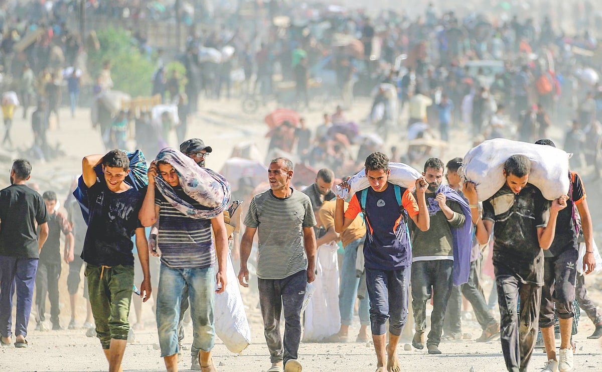 মৃত্যুর ঝুঁকি আছে জেনেও ত্রাণ নিতে যান ফিলিস্তিনিরা। যুক্তরাষ্ট্র ও ইসরায়েল–সমর্থিত গাজা হিউম্যানিটারিয়ান ফাউন্ডেশনের দেওয়া ত্রাণ নিয়ে ফিরছেন কয়েকজন। গতকাল গাজার নুসেইরাতের নেতজারিম করিডর এলাকায়