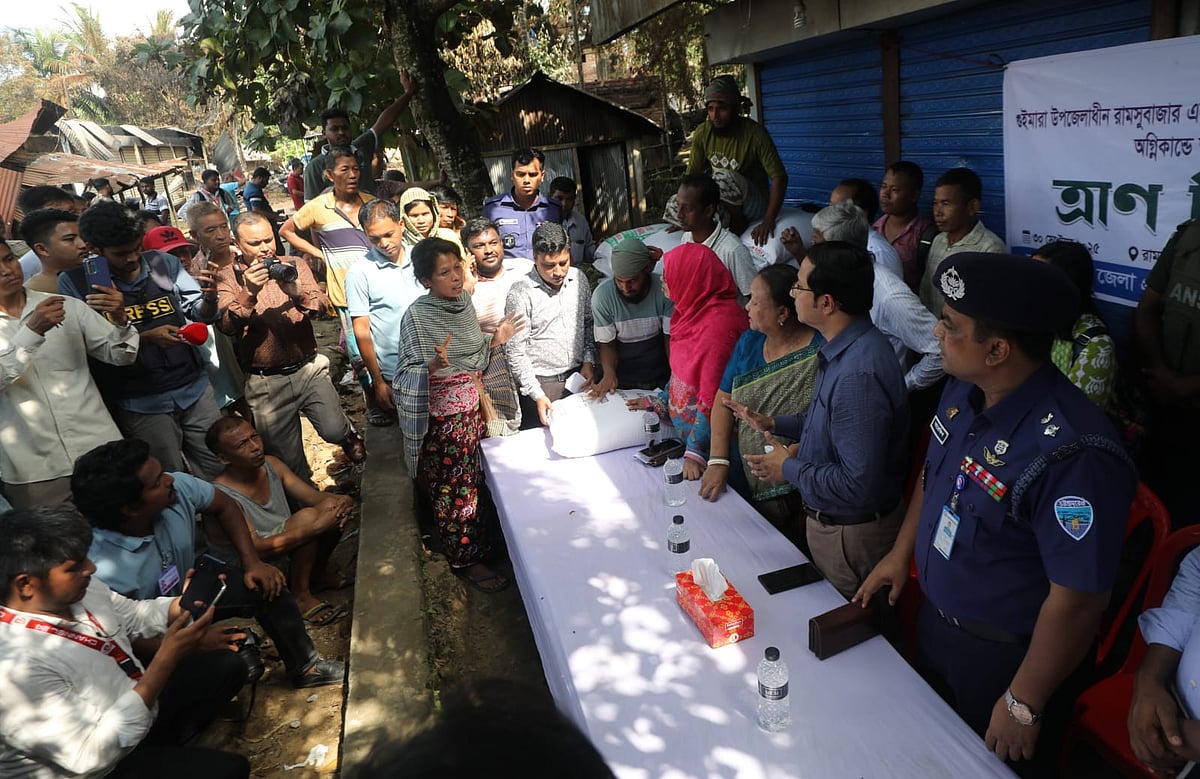 খাগড়াছড়ির গুইমারা উপজেলার রামেসু বাজার এলাকায় আগুনে পুড়িয়ে দেওয়া বাড়িঘর ও দোকানপাট পরিদর্শন শেষে ত্রাণ বিতরণ করেন জেলা প্রশাসক। আজ দুপুরে তোলা