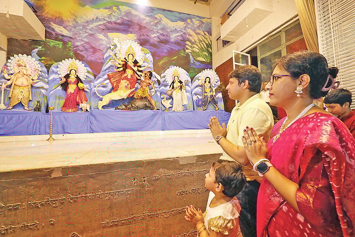 মাতৃপূজা হয়ে ওঠে মুক্তির পূজা, মানুষের পূজা—এ বিশ্বাস বুকে নিয়ে ঢাকেশ্বরী জাতীয় মন্দিরে শারদীয় দূর্গাপূজার মহাষষ্ঠীতে ভক্তরা