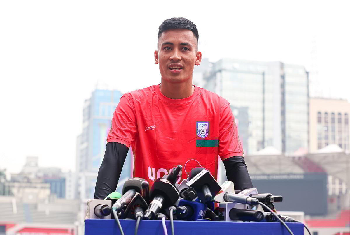 সংবাদ সম্মেলনে বাংলাদেশ জাতীয় দলের গোলরক্ষক মিতুল মারমা