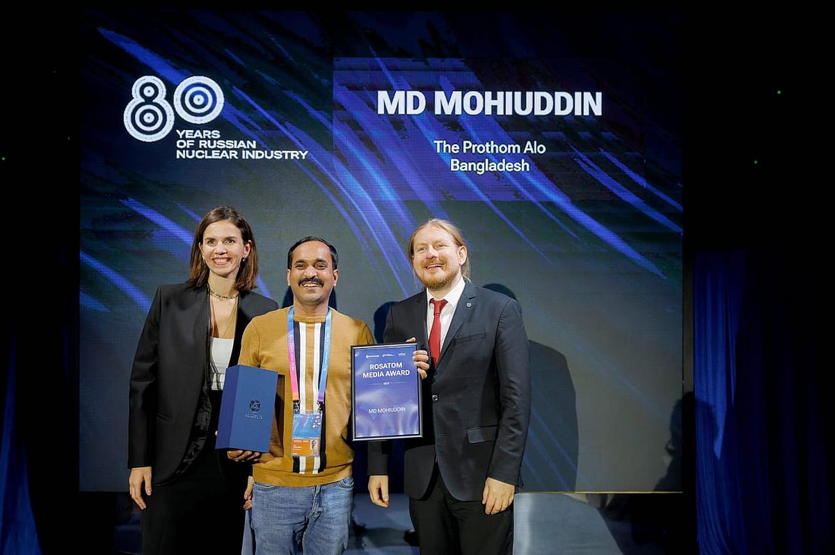 প্রথম আলোর জ‍্যেষ্ঠ প্রতিবেদক মো. মহিউদ্দিনের হাতে পুরস্কার তুলে দেন রোসাটমের কমিউনিকেশন বিভাগের উপপরিচালক কন্সতান্তিন রুডার ও কমিউনিকেশন অব রোসাটম ইন্টারন্যাশনাল নেটওয়ার্কের উপমহাপরিচালক আলেকজান্দ্রা ইয়ুসতুস