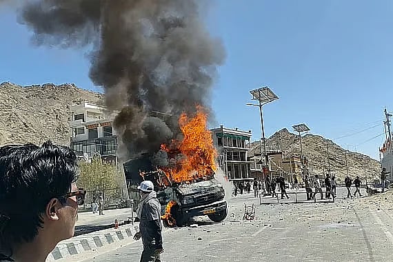 বিজেপির কার্যালয়ের কাছে একটি রাস্তায় বিক্ষোভকারী ব্যক্তিরা পুলিশের গাড়িতে অগ্নিসংযোগ করেন। লাদাখের রাজধানী লেহ্‌তে। ২৪ সেপ্টেম্বর ২০২৫