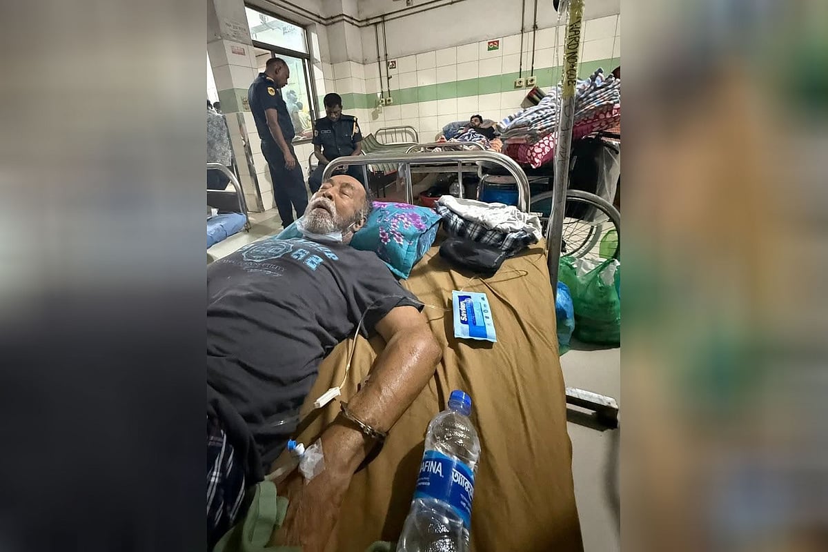 হাসপাতালের বিছানায় হাতকড়া পরানো অবস্থায় সাবেক শিল্পমন্ত্রী নূরুল মজিদ মাহমুদ হুমায়ূনের এই ছবি অনলাইনে ছড়িয়ে পড়েছে। কারা কর্তৃপক্ষ বলেছে, ছবিটি নূরুল মজিদের মৃত্যুর আগে তাঁকে চিকিৎসার জন্য হাসপাতালে নেওয়ার পর কোনো এক সময় তোলা