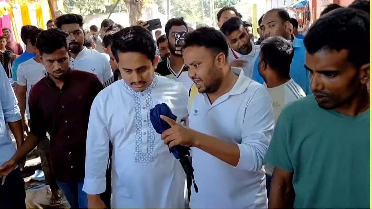 এনসিপির উত্তরাঞ্চলের মুখ্য সংগঠক সারজিস আলমকে পাশ থেকে আওয়ামী লীগের লোকজন সরাতে বলেন এক যুবদল নেতা হাসিনুর রহমান