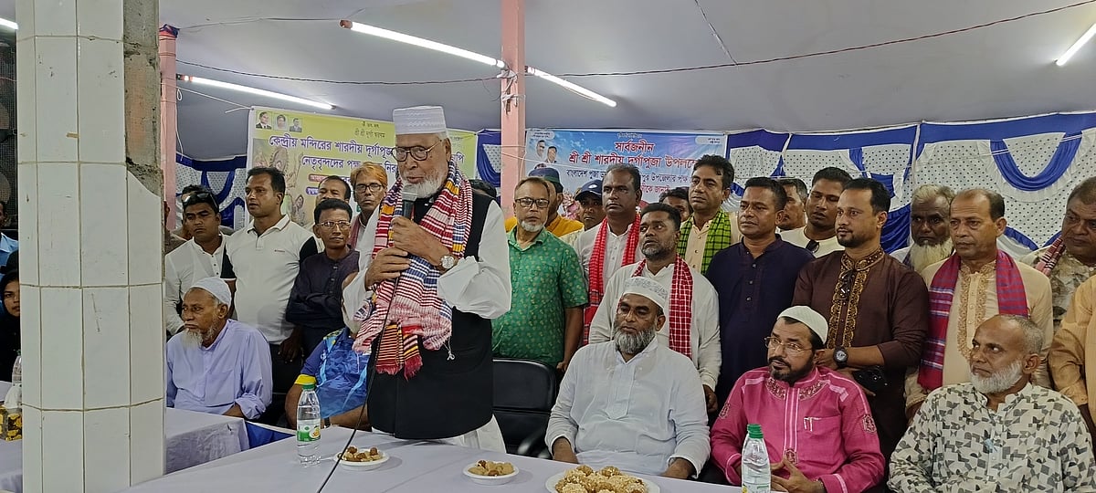 টাঙ্গাইলের সখীপুর উপজেলার কেন্দ্রীয় মন্দিরের পূজামণ্ডপে গতকাল মঙ্গলবার রাতে বক্তব্য দেন কাদের সিদ্দিকী। এ সময় তাঁর পাশে ছিলেন জামায়াতে ইসলামী মনোনীত প্রার্থী শফিকুল ইসলাম খানসহ দলের নেতা–কর্মীরা