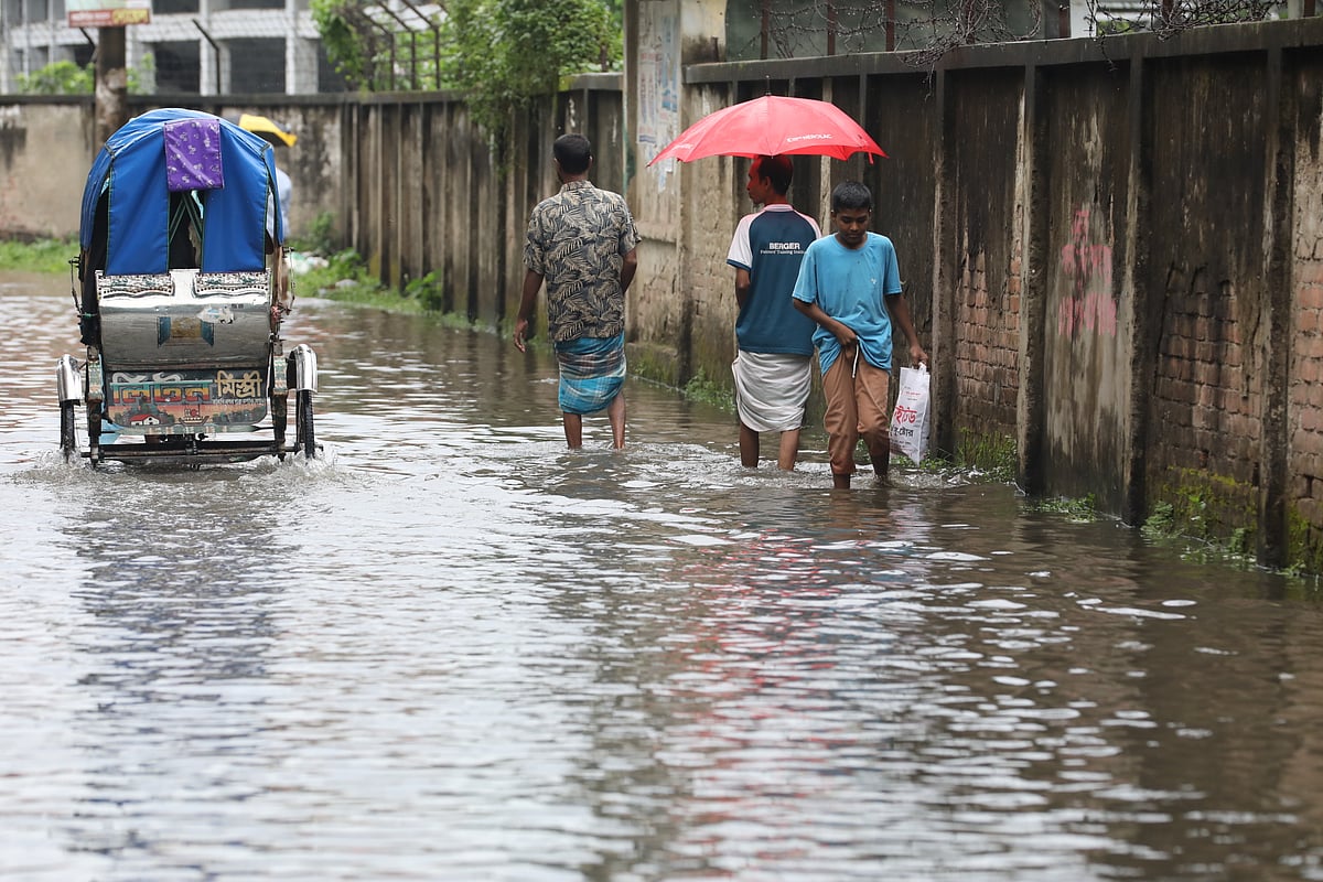 বগুড়ায় সকাল ৬টা থেকে ৯টা পর্যন্ত দেশের সর্বোচ্চ বৃষ্টি হয়েছে, ৫১ মিলিমিটার। বৃষ্টির পানিতে ডুবে গেছে শহরের সড়ক। শহীদ চান্দু স্টেডিয়াম এলাকা, বগুড়া, ১ অক্টোবর