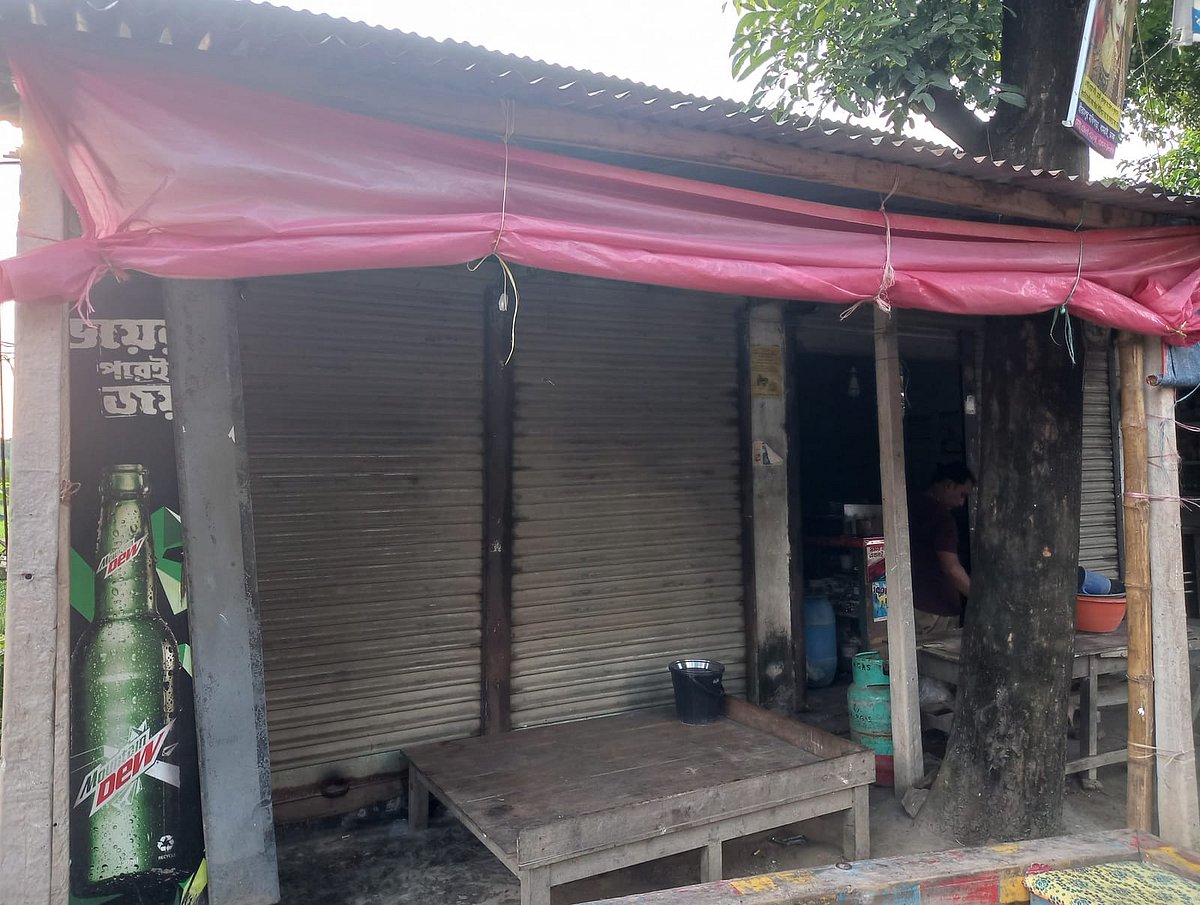 ঢাকার ধামরাইয়ে ইয়ুথ ইনিশিয়েটিভ ফর সোসিও ইকোনমিক অ্যাকটিভিটির (ইসিয়া) দেওয়া ঠিকানায় সংস্থাটির কার্যালয় পাওয়া যায়নি। সেখানে আছে চা–বিস্কুটের দোকান। গত সোমবার বিকেলে উপজেলার বাসনা এলাকায়