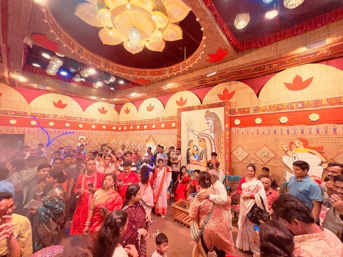 কুমিল্লা নগরের দিগম্বরীতলা এলাকার শ্রীশ্রী গুপ্ত জগন্নাথমন্দিরে শারদীয় দুর্গোৎসবের মণ্ডপ হোগলাপাতা দিয়ে নান্দনিকভাবে সাজানো হয়েছে। এতে মুগ্ধ হচ্ছেন দর্শনার্থীরা। মঙ্গলবার রাতে তোলা