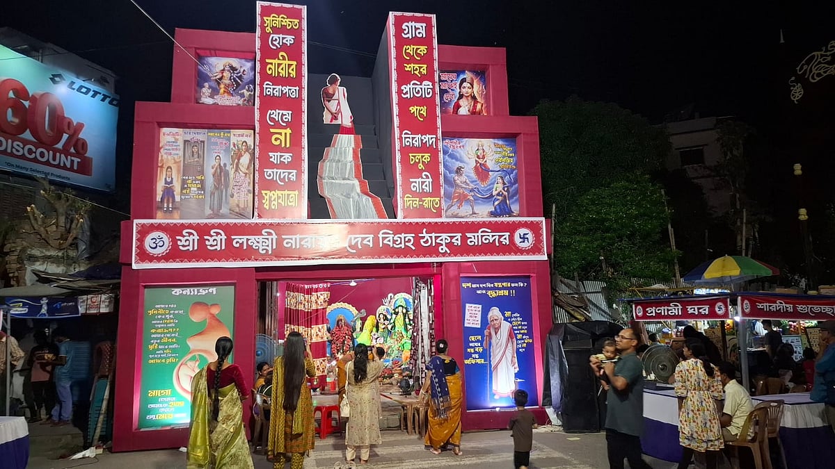 রাজশাহী শহরের মালোপাড়ার লক্ষ্মী নারায়ণ দেব বিগ্রহ ঠাকুর মন্দির যেন এবারের দুর্গাপূজায় নারী নির্যাতনবিরোধী চেতনা ছড়িয়ে দিচ্ছে। গত সোমবার রাতে