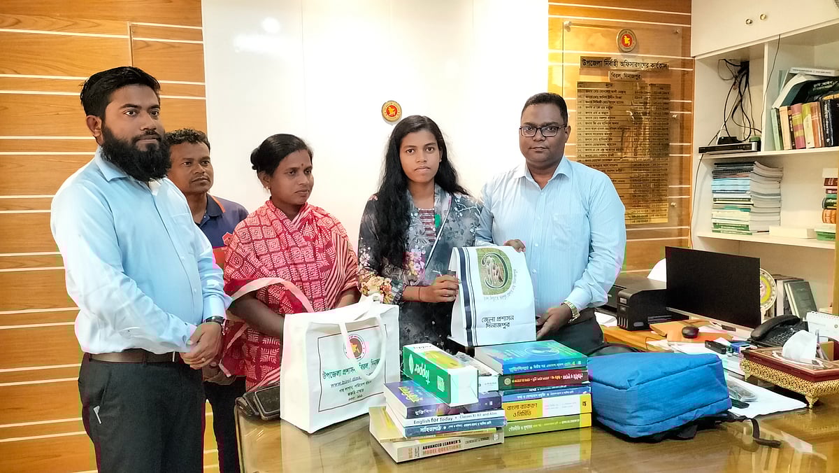 গীতা কড়াকে বই ও শিক্ষা উপকরণ উপহার দেয় উপজেলা প্রশাসন। আজ বুধবার সকালে বিরল উপজেলা নির্বাহী কর্মকর্তার কার্যালয়ে