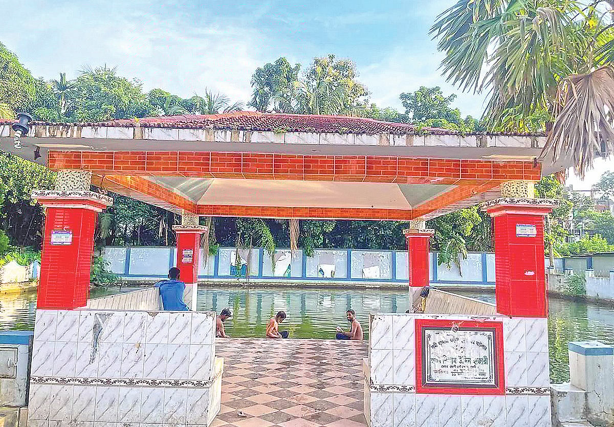 এটিই নিজাম হাজারীর সেই ‘ঘাটলা’। যেখানে বসে ফেনীর রাজনীতি, অপরাধ জগৎ, অবৈধ আয়ের বাঁটোয়ারা—সবই নিয়ন্ত্রণ করতেন তিনি। নিজাম নেই, সেই ঘাটলায়ও ভিড় নেই। এখন ভাগ-জোক করে ফেনীর সবকিছু নিয়ন্ত্রণ করছে বিএনপির বিভিন্ন পক্ষ। সম্প্রতি তোলা