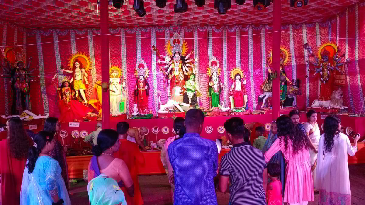 ময়মনসিংহের ফুলপুরে টানা তিন দশক ধরে সাহাপাড়া যুব সংঘের উদ্যোগে পঞ্চদুর্গাপূজা মণ্ডপে দেবীর পাঁচটি রূপের পূজা হয়। মঙ্গলবার দুপুরে তোলা