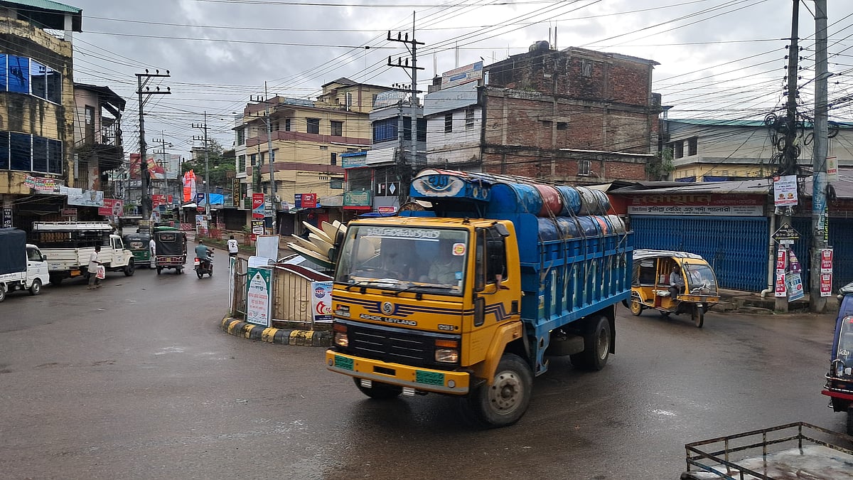 অবরোধের কারণে চার দিন বন্ধ থাকার পর যান চলাচল শুরু হয়েছে খাগড়াছড়িতে। আজ সকালে পৌরশহরের শাপলা চত্বর এলাকা থেকে তোলা